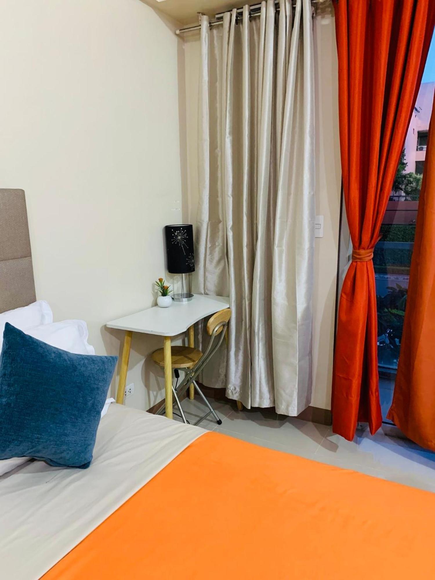 One Palm Tree Villas Condominium - Studio 2Nd Fl With Balcony - Across Terminal 3 Airport パサイ エクステリア 写真