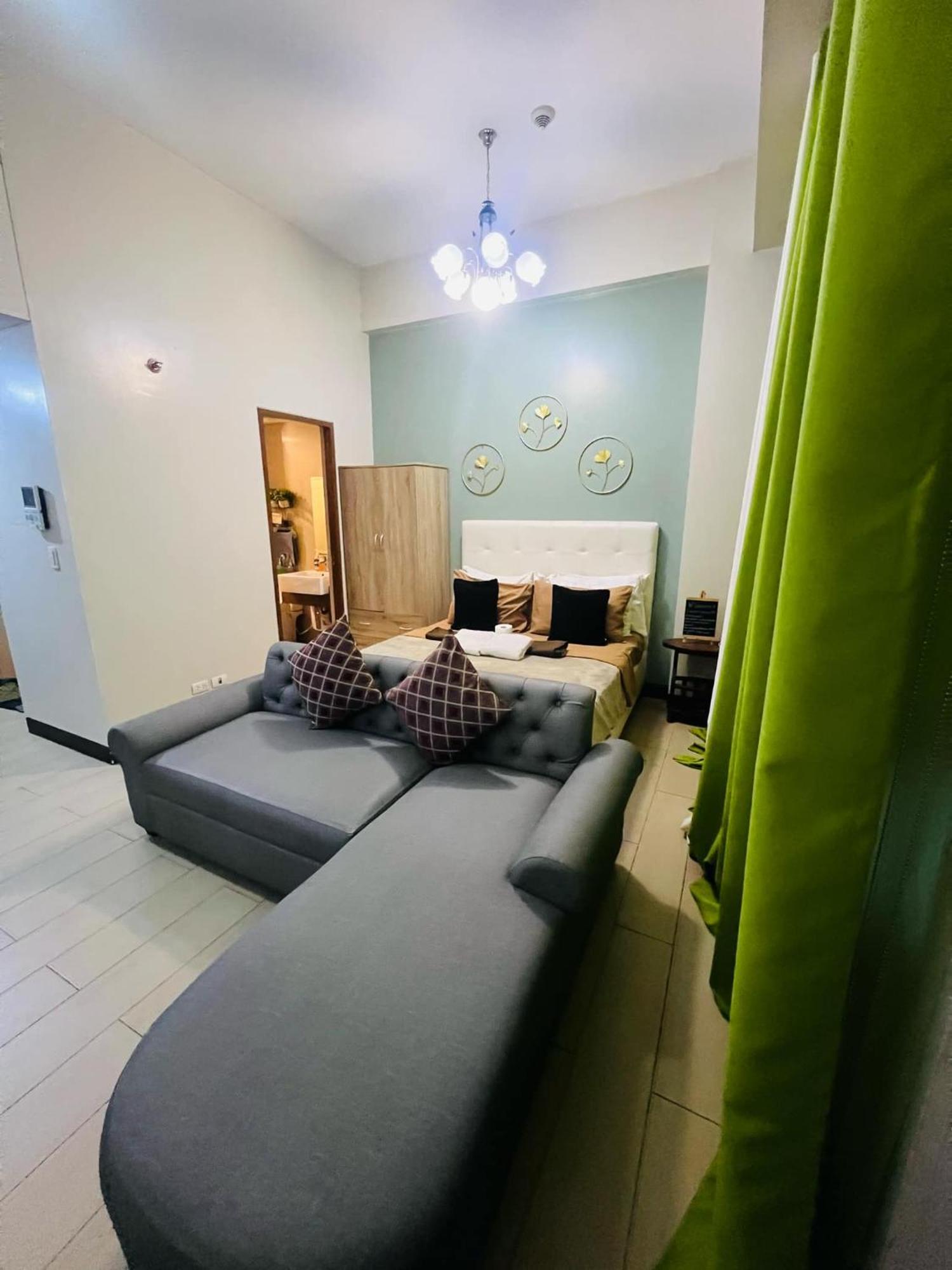 One Palm Tree Villas Condominium - Studio 2Nd Fl With Balcony - Across Terminal 3 Airport パサイ エクステリア 写真