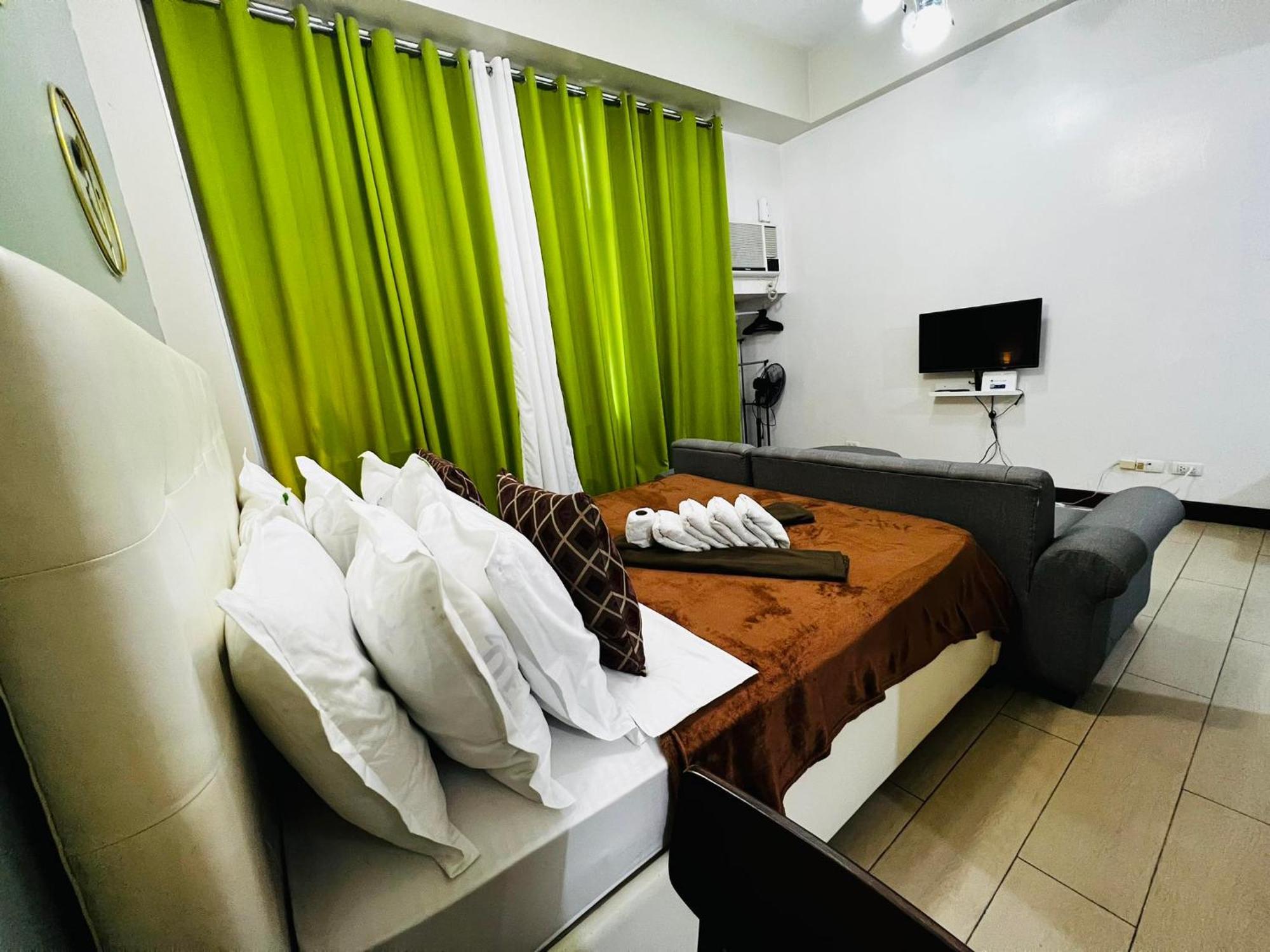 One Palm Tree Villas Condominium - Studio 2Nd Fl With Balcony - Across Terminal 3 Airport パサイ エクステリア 写真