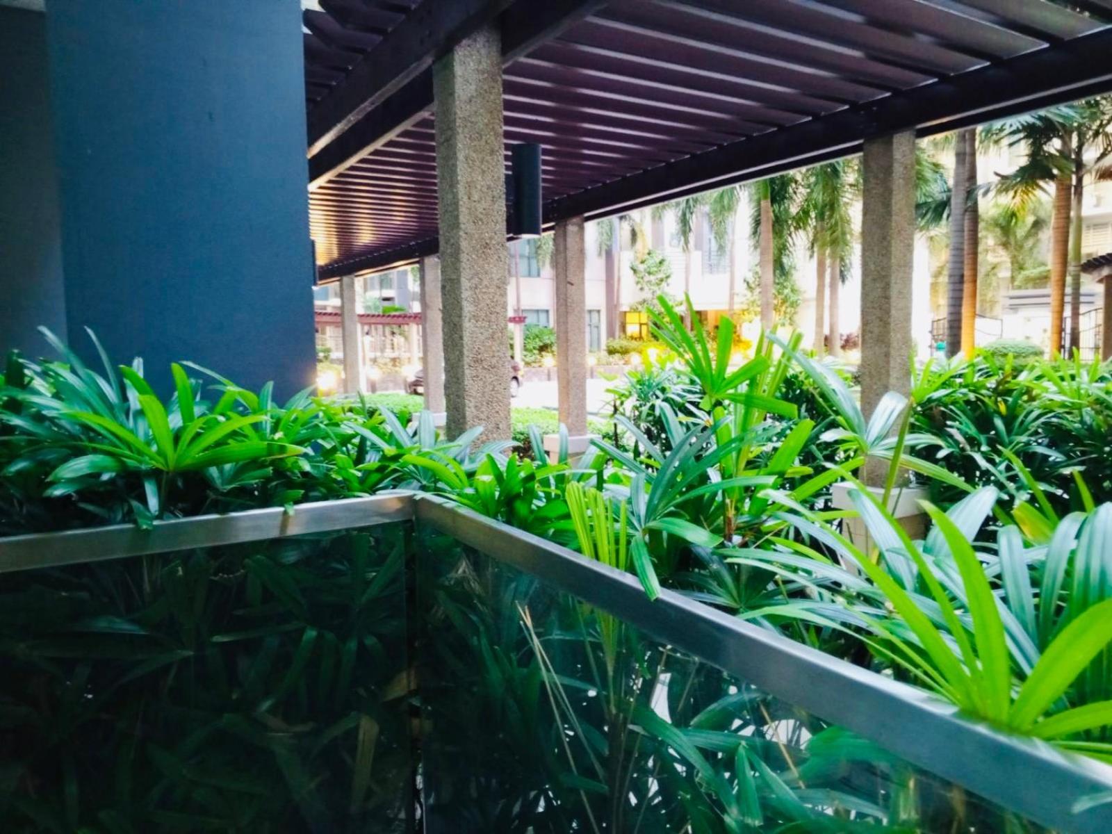 One Palm Tree Villas Condominium - Studio 2Nd Fl With Balcony - Across Terminal 3 Airport パサイ エクステリア 写真