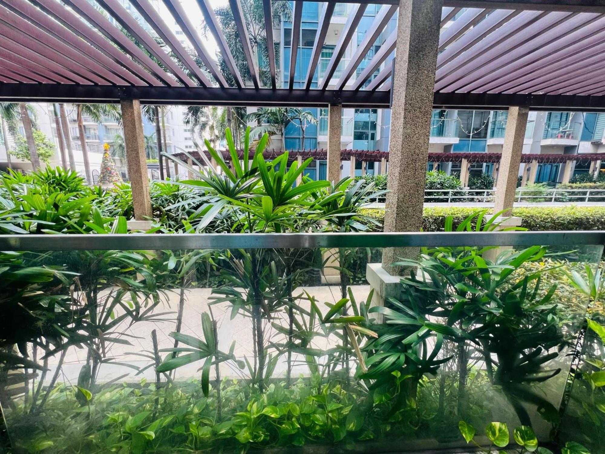 One Palm Tree Villas Condominium - Studio 2Nd Fl With Balcony - Across Terminal 3 Airport パサイ エクステリア 写真