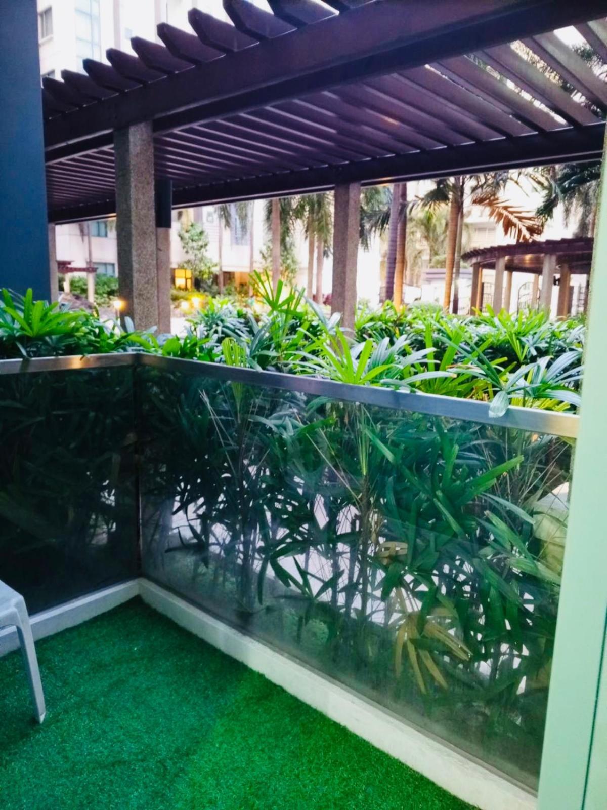 One Palm Tree Villas Condominium - Studio 2Nd Fl With Balcony - Across Terminal 3 Airport パサイ エクステリア 写真