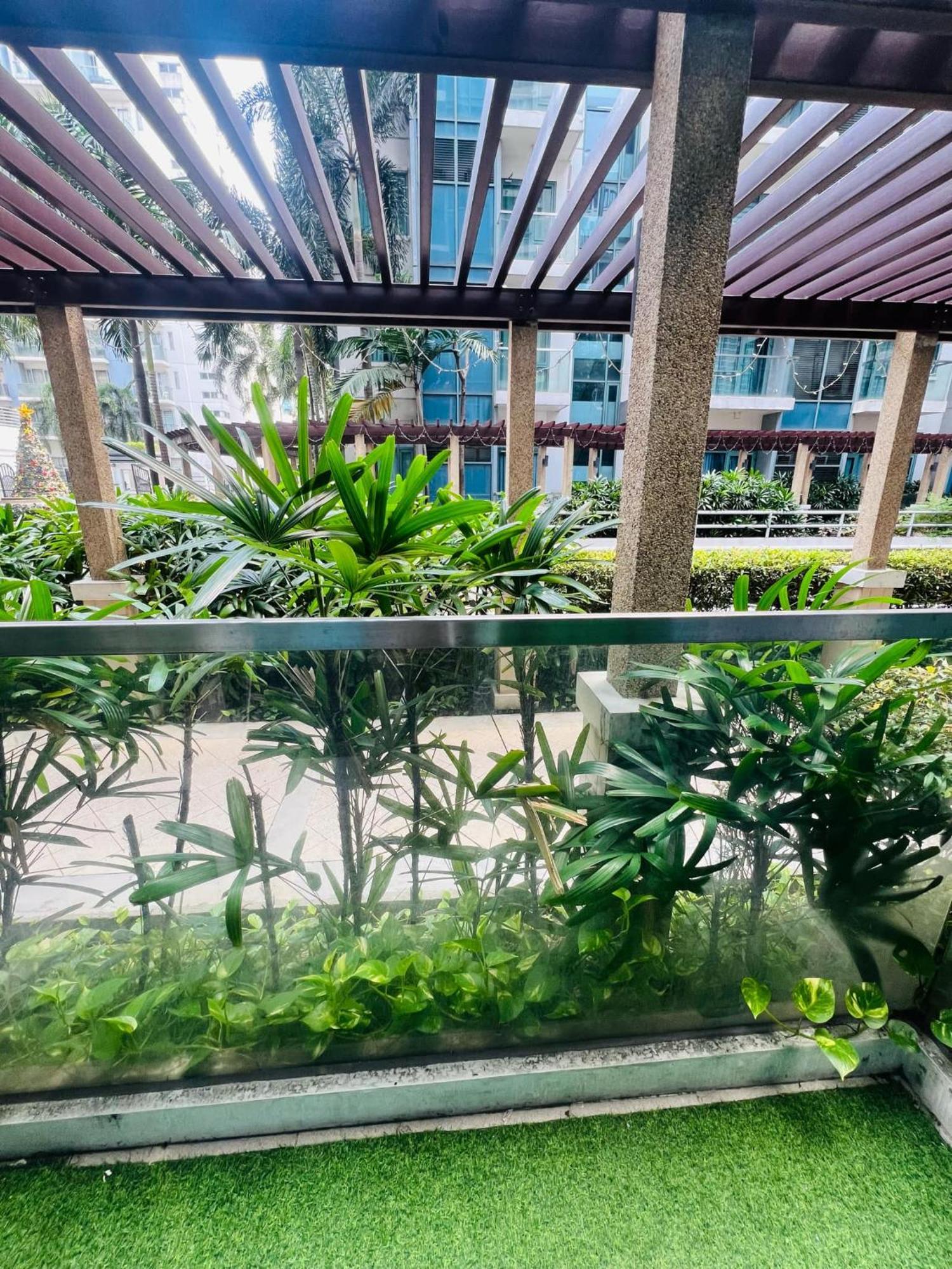 One Palm Tree Villas Condominium - Studio 2Nd Fl With Balcony - Across Terminal 3 Airport パサイ エクステリア 写真