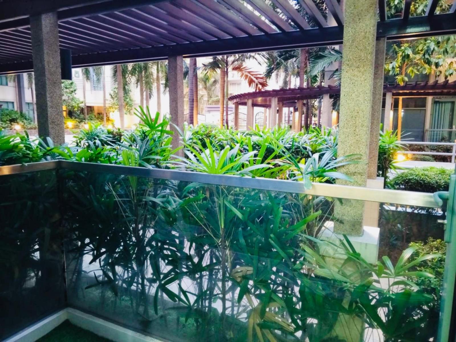 One Palm Tree Villas Condominium - Studio 2Nd Fl With Balcony - Across Terminal 3 Airport パサイ エクステリア 写真