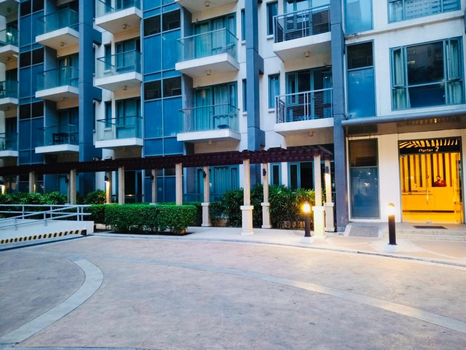 One Palm Tree Villas Condominium - Studio 2Nd Fl With Balcony - Across Terminal 3 Airport パサイ エクステリア 写真