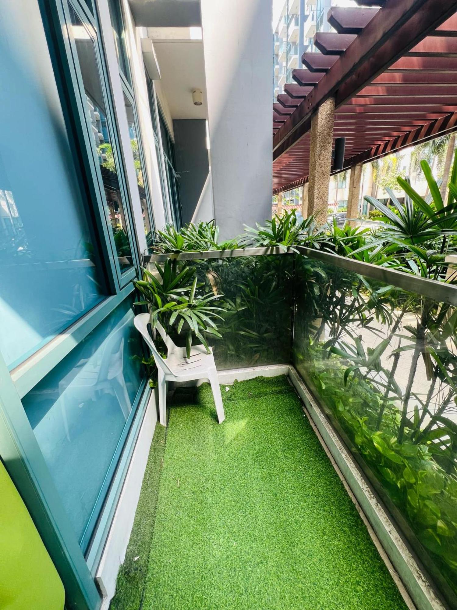 One Palm Tree Villas Condominium - Studio 2Nd Fl With Balcony - Across Terminal 3 Airport パサイ エクステリア 写真
