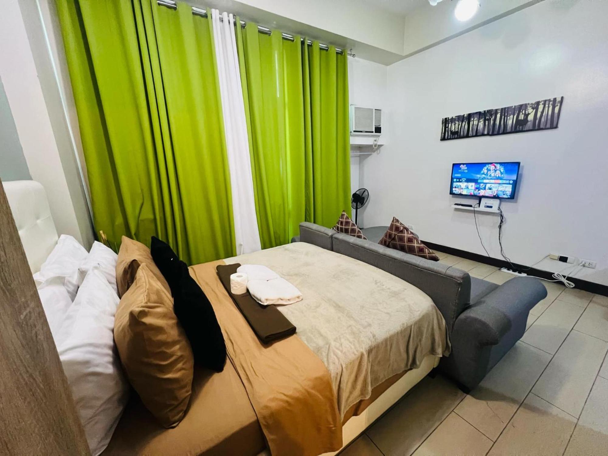 One Palm Tree Villas Condominium - Studio 2Nd Fl With Balcony - Across Terminal 3 Airport パサイ エクステリア 写真