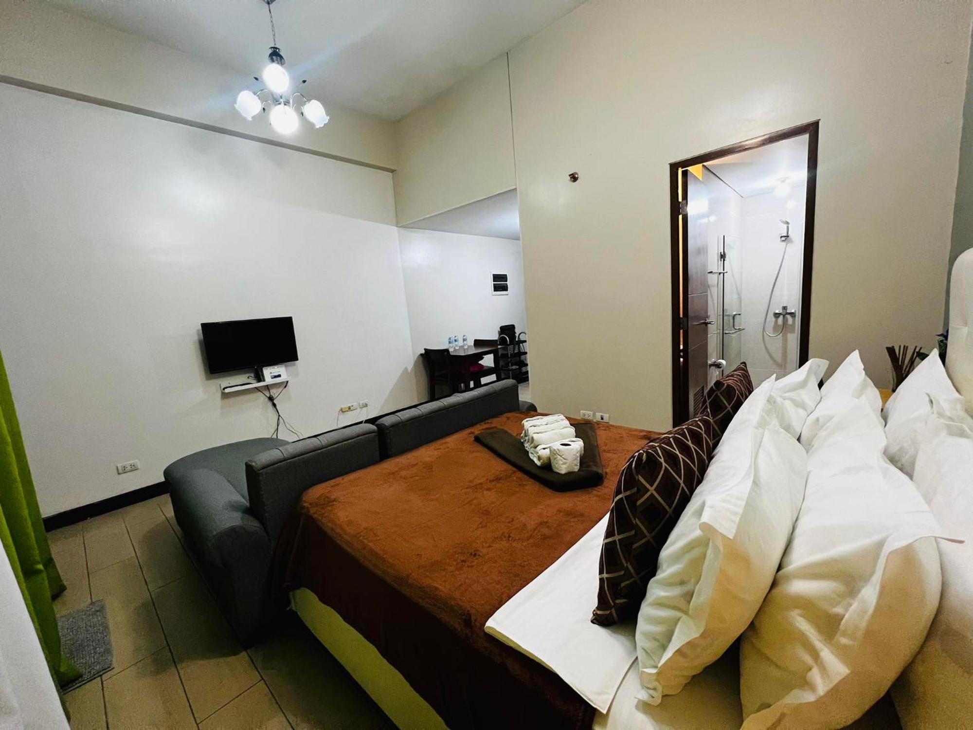 One Palm Tree Villas Condominium - Studio 2Nd Fl With Balcony - Across Terminal 3 Airport パサイ エクステリア 写真