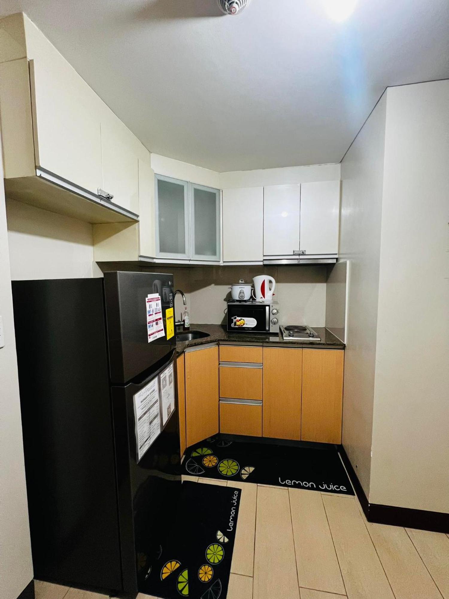 One Palm Tree Villas Condominium - Studio 2Nd Fl With Balcony - Across Terminal 3 Airport パサイ エクステリア 写真