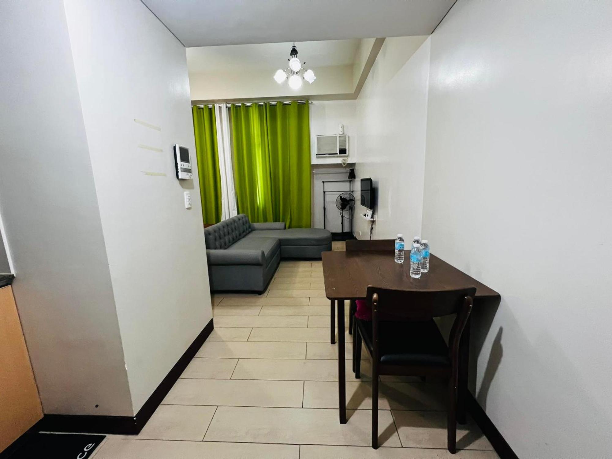 One Palm Tree Villas Condominium - Studio 2Nd Fl With Balcony - Across Terminal 3 Airport パサイ エクステリア 写真
