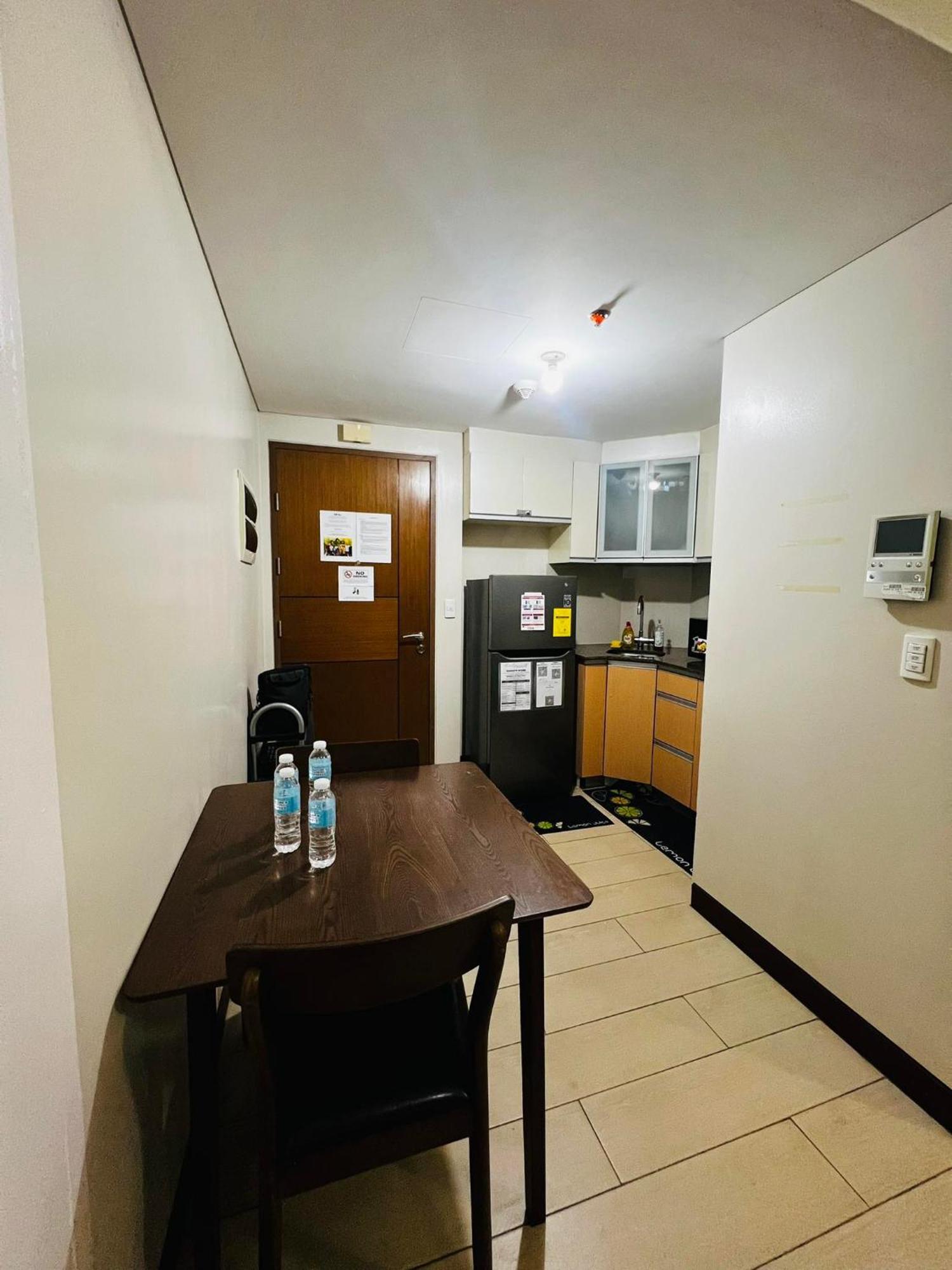 One Palm Tree Villas Condominium - Studio 2Nd Fl With Balcony - Across Terminal 3 Airport パサイ エクステリア 写真