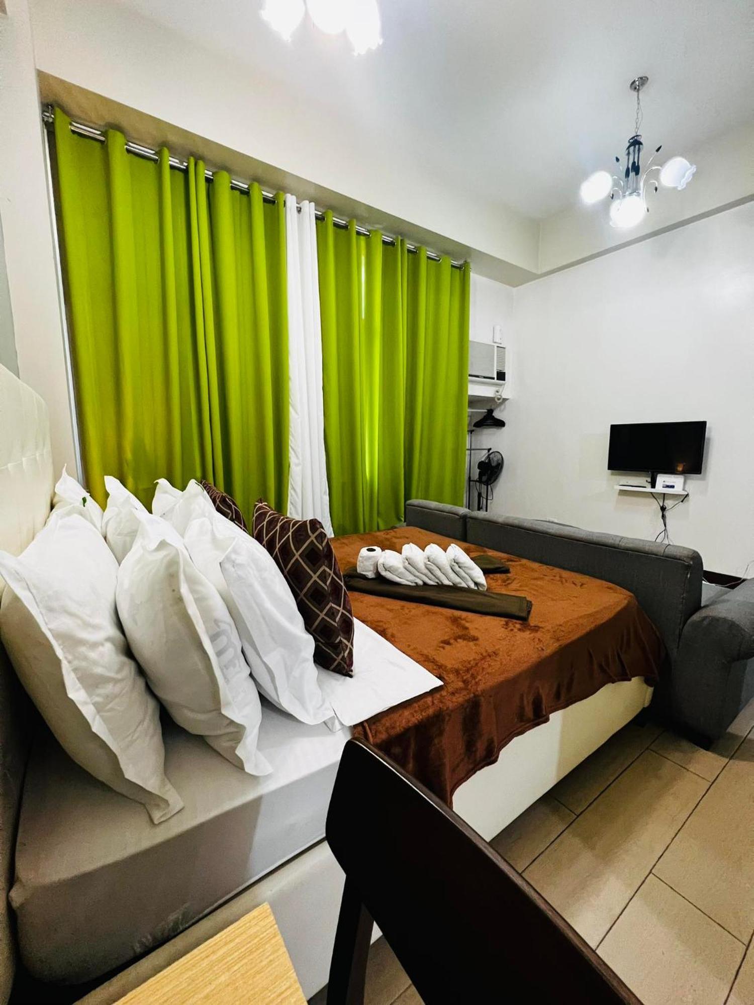 One Palm Tree Villas Condominium - Studio 2Nd Fl With Balcony - Across Terminal 3 Airport パサイ エクステリア 写真