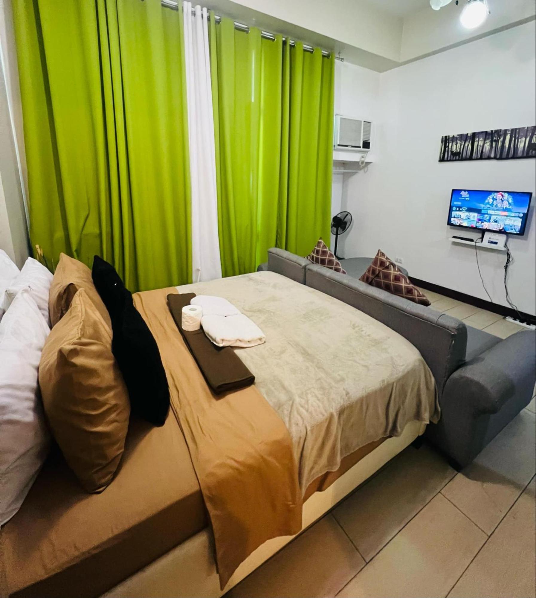 One Palm Tree Villas Condominium - Studio 2Nd Fl With Balcony - Across Terminal 3 Airport パサイ エクステリア 写真
