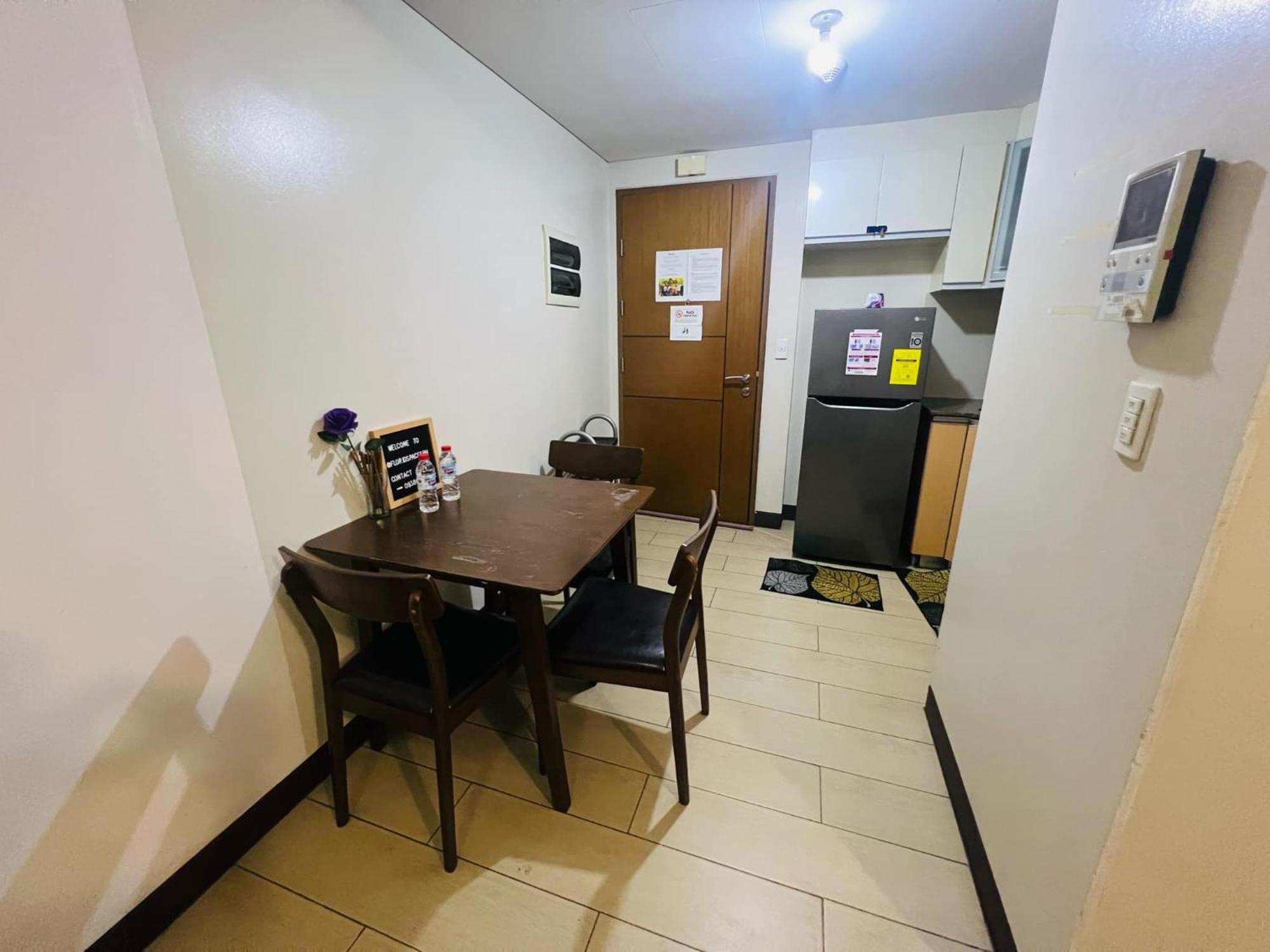 One Palm Tree Villas Condominium - Studio 2Nd Fl With Balcony - Across Terminal 3 Airport パサイ エクステリア 写真
