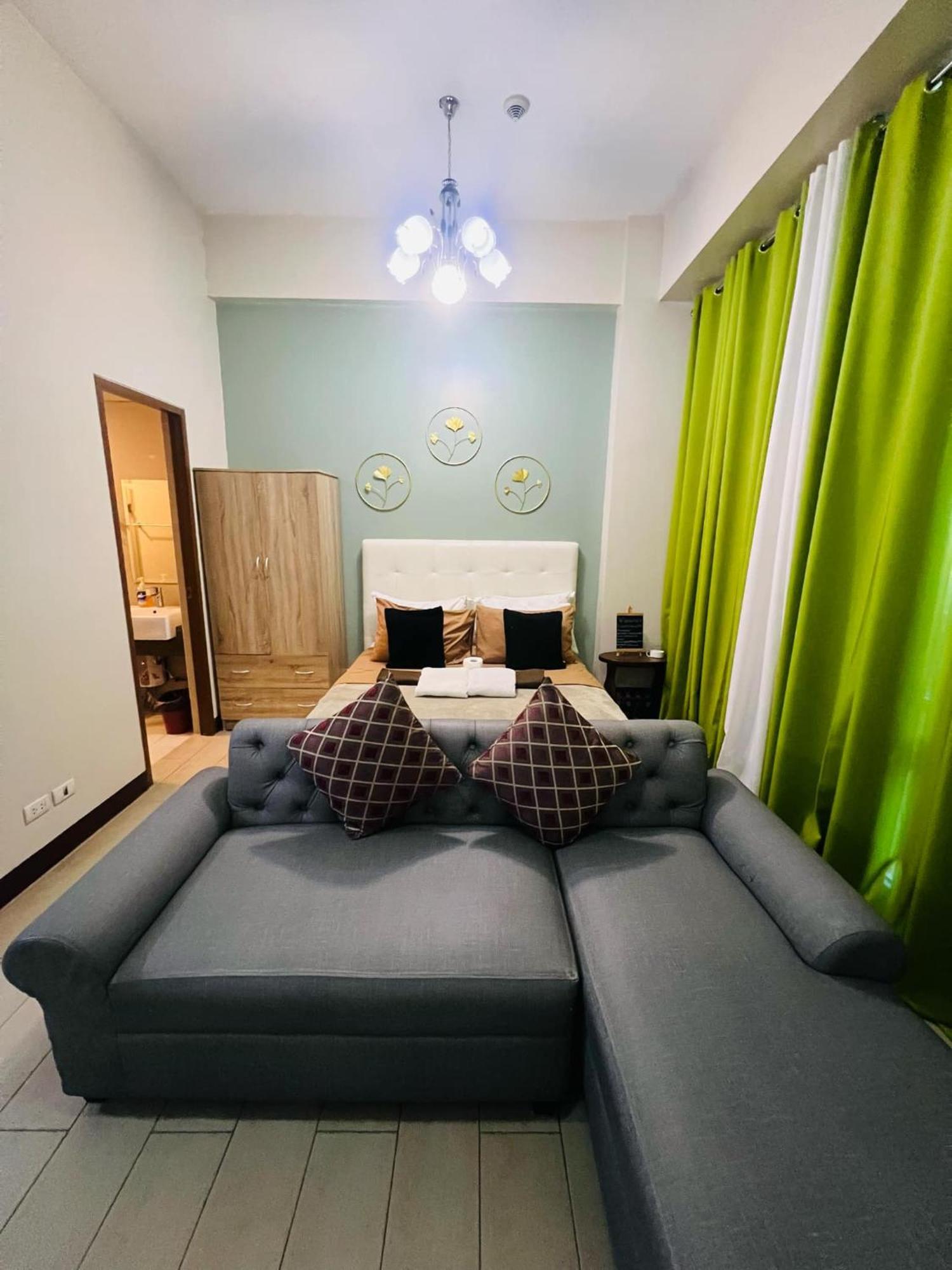 One Palm Tree Villas Condominium - Studio 2Nd Fl With Balcony - Across Terminal 3 Airport パサイ エクステリア 写真